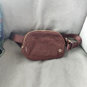 Lululemon Everywhere Fleece Belt Bag 1L Brown Earth/Gold